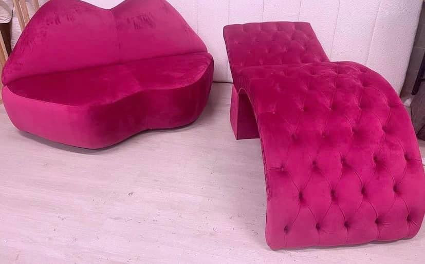 Kiss Me Sofa
